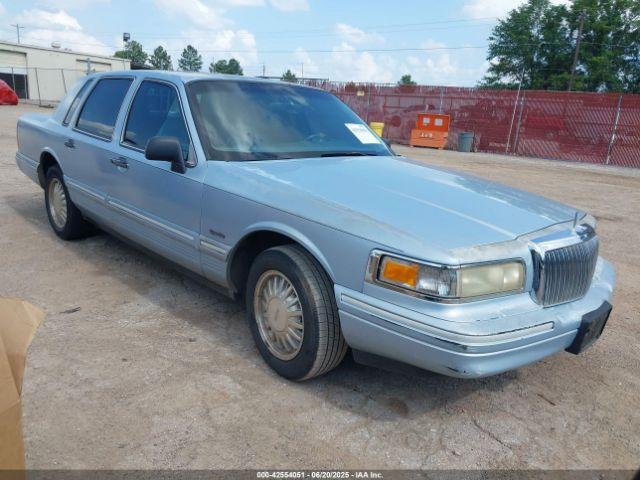  Salvage Lincoln Towncar