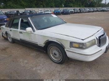  Salvage Lincoln Towncar