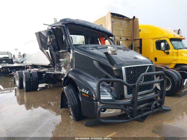  Salvage Volvo Vnr