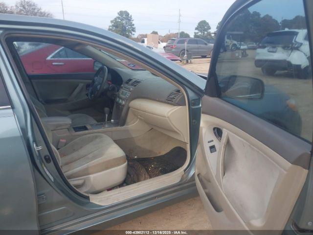 Toyota Camry Le Image 8