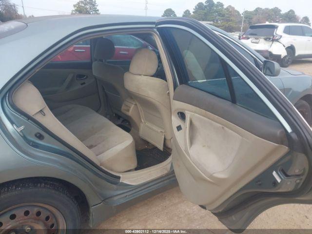 Toyota Camry Le Image 5