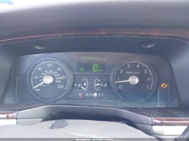 Lincoln Towncar Signature Image 8