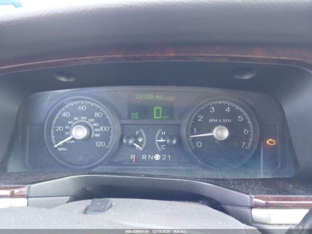 Lincoln Towncar Signature Image 8