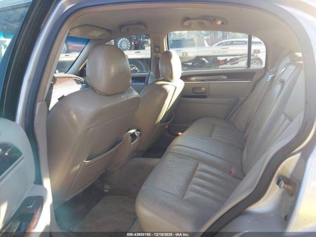 Lincoln Towncar Signature Image 9