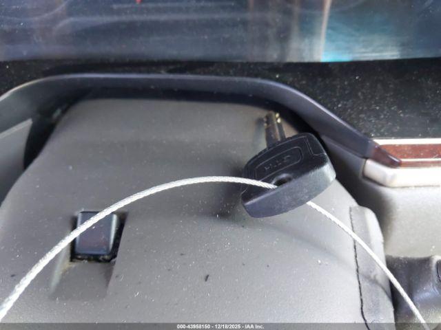 Lincoln Towncar Signature Image 6