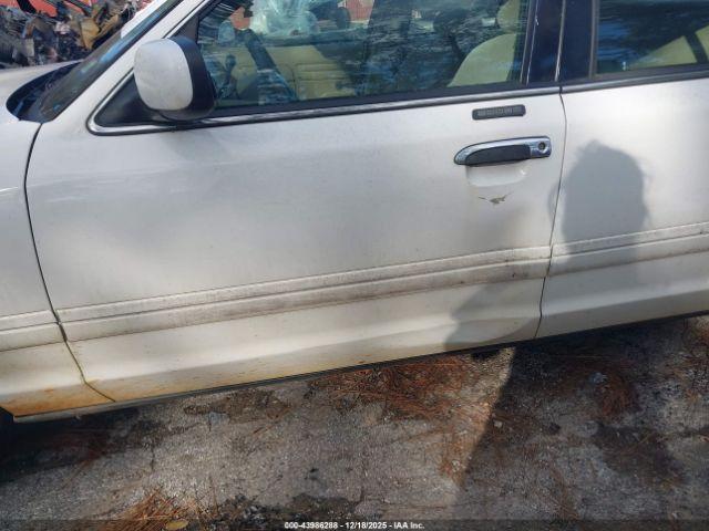 Ford Crown Victoria Image 8