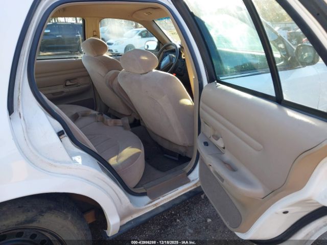 Ford Crown Victoria Image 10