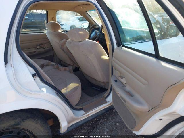 Ford Crown Victoria Image 10