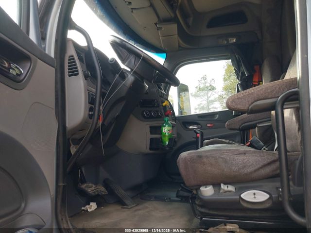 Peterbilt 579 Image 16