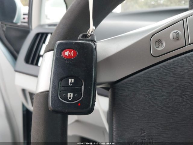 Toyota Prius Two Image 10