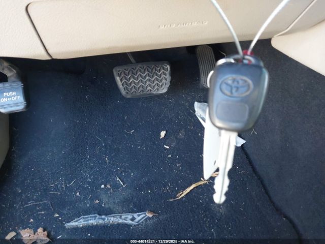 Toyota Camry Le Image 8