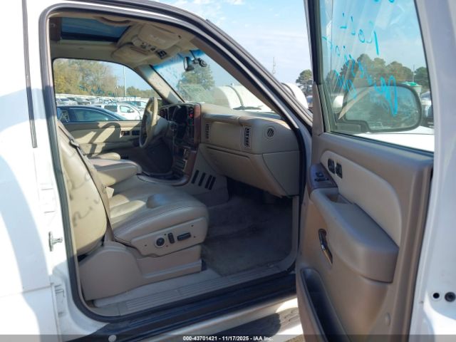 GMC Yukon Denali Image 4