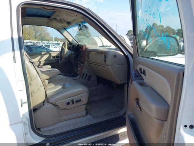 GMC Yukon Denali Image 4