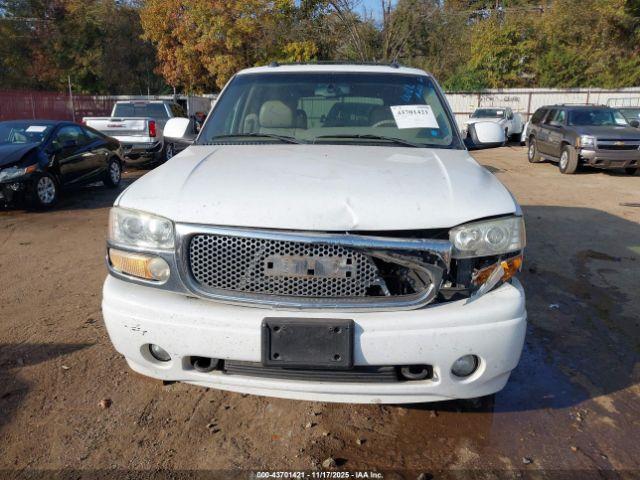 GMC Yukon Denali Image 10