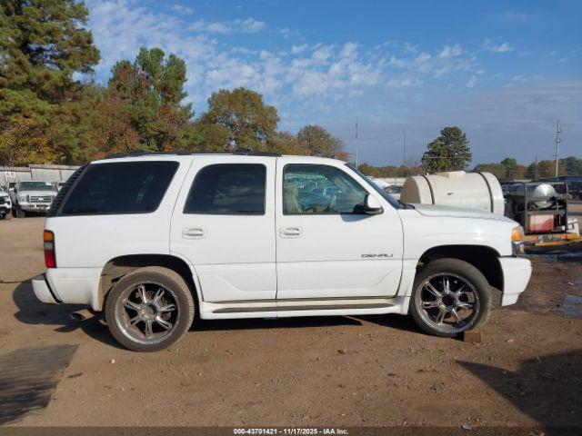 GMC Yukon Denali Image 17