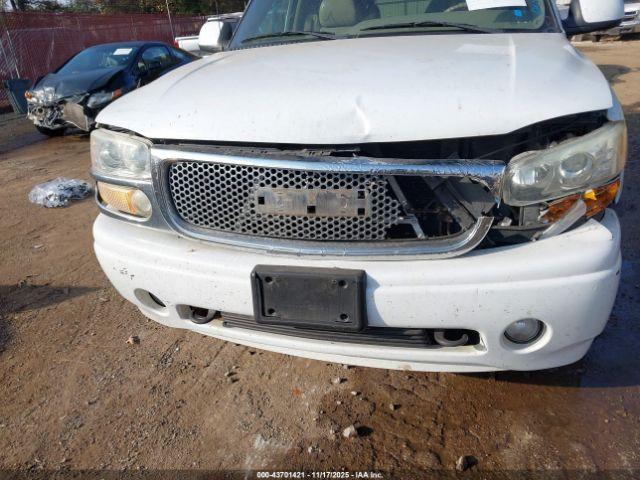 GMC Yukon Denali Image 13