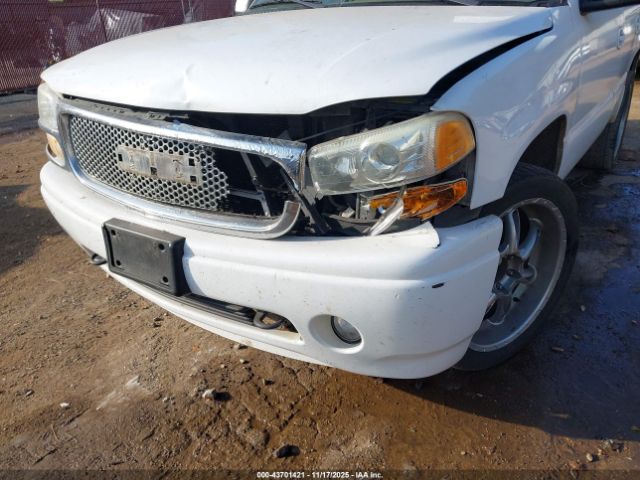 GMC Yukon Denali Image 12