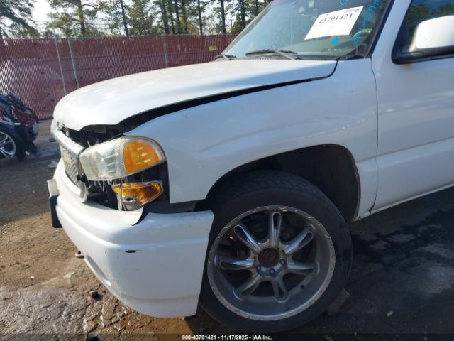 GMC Yukon Denali Image 14