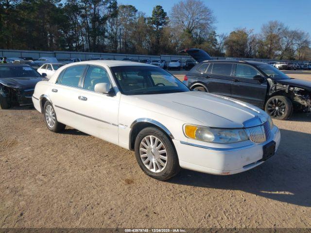  Salvage Lincoln Towncar