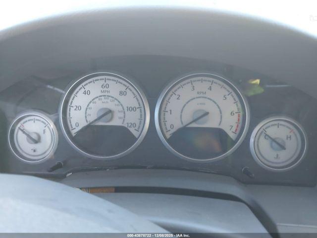 Chrysler Town & Country Touring Image 5