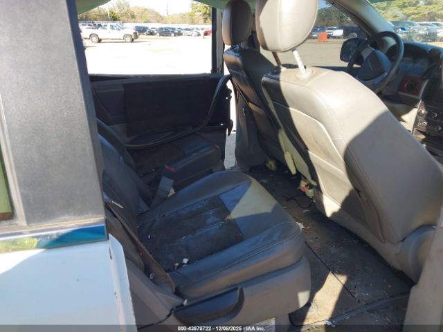 Chrysler Town & Country Touring Image 10