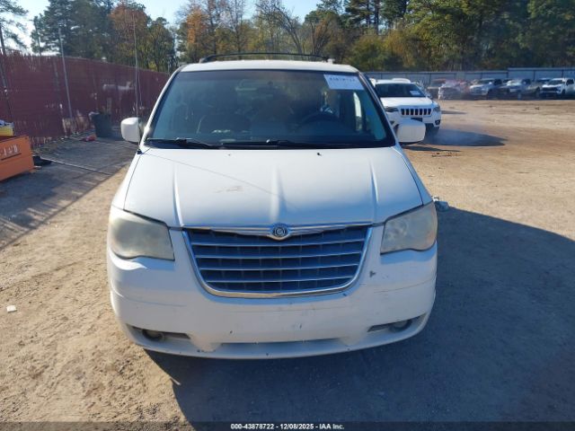 Chrysler Town & Country Touring Image 15