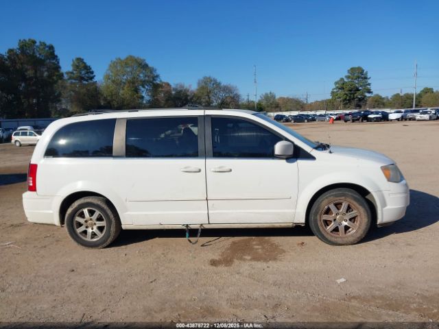 Chrysler Town & Country Touring Image 14