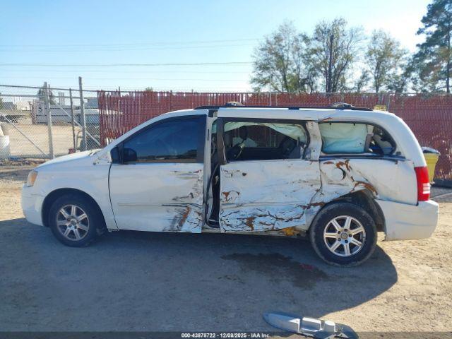Chrysler Town & Country Touring Image 11